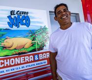 Eduardo Figueroa, propietario de la única lechonera en Rincón, llamada El Cerro de Juaco, que abre solamente los sábados.