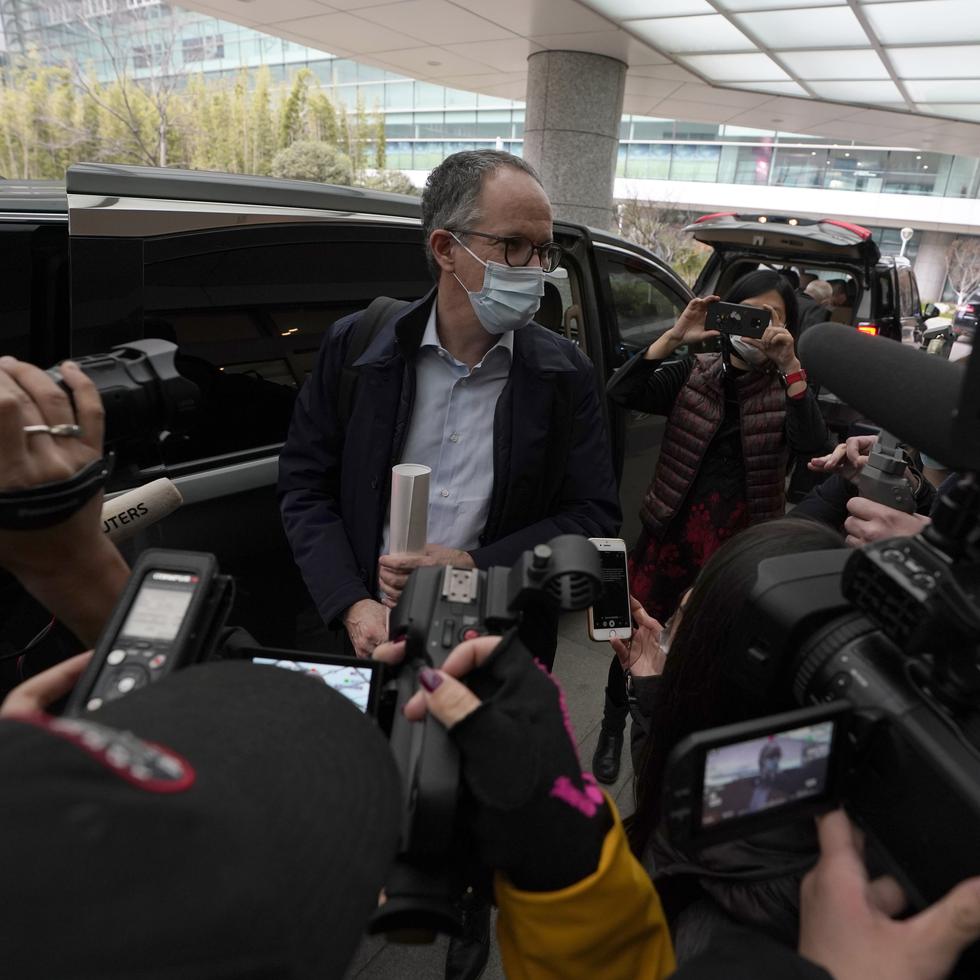 En esta imagen del miércoles 10 de febrero de 2021, Peter Ben Embarek, de un equipo de la Organización Mundial de la Salud, habla con periodistas a su llegada al aeropuerto para tomar un vuelo en las postrimerías de la misión de la OMS para investigar los orígenes de la pandemia de coronavirus, en Wuhan.