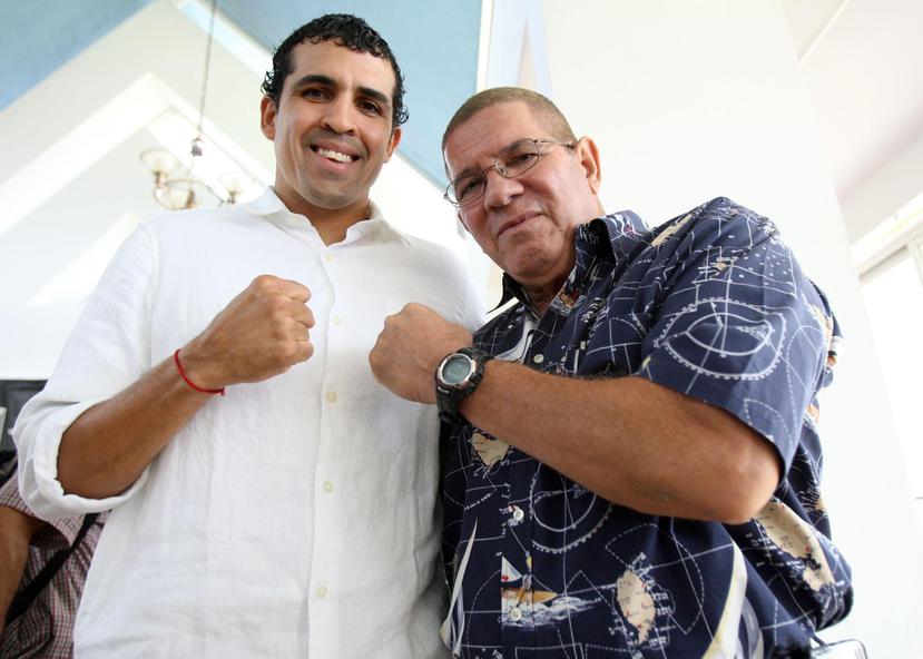 Con un estilo muy particular Manny Siaca -a la derecha posando junto a su hijo Manuel Alejandro- tuvo éxito en su desempeño como entrenador por varias décadas.