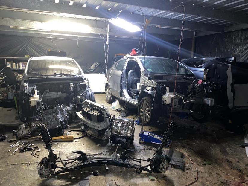 La foto muestra tres de los vehículos que agentes de la División de Vehículos Hurtados de Bayamón encontraron durante el allanamiento del pasado 10 de septiembre.