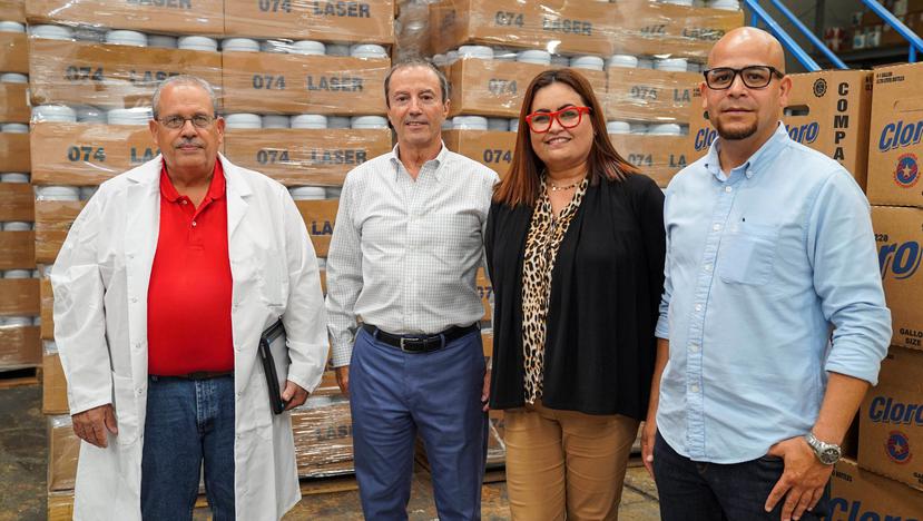 Desde la izquierda: José Norat, químico de Laser Products; José Ignacio Carvajal, presidente y miembro de la familia propietaria de la empresa; Noemí Martínez, directora de ventas; y Ángel Cruz, gerente de planta.