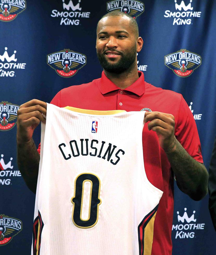 Cousins posa con la camiseta que vestirá con los Pelicans. (The Associated Press)