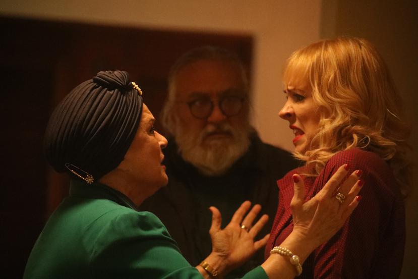 Marilyn Pupo (izq.) y Mariana Quiles en una escena de "Vejigantes", bajo la dirección por Roberto Ramos Perea (centro).
