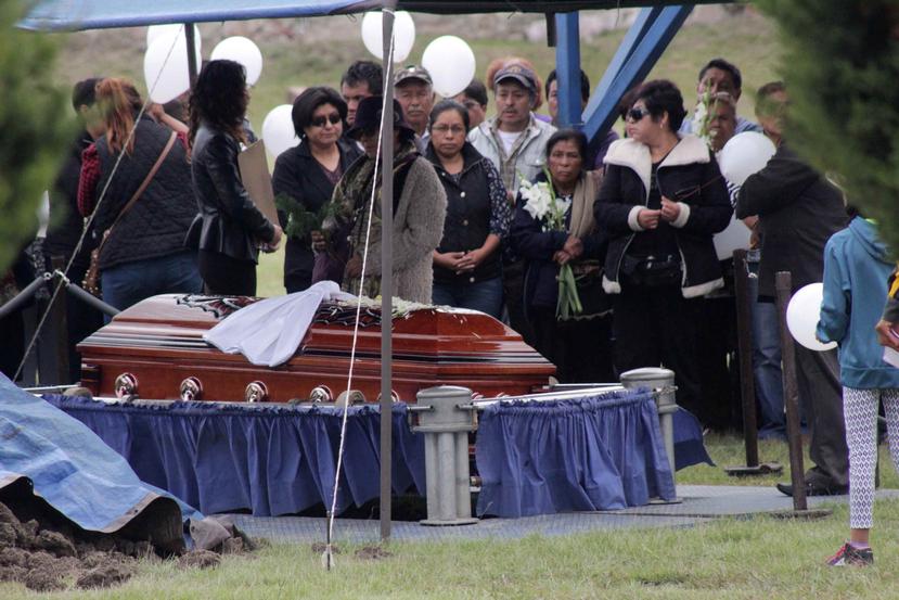 Imágenes del entierro del sacerdote católico Alejo Naborí.  Ayer fue encontrado sin vida otro sacerdote en en el occidente de México. (EFE)