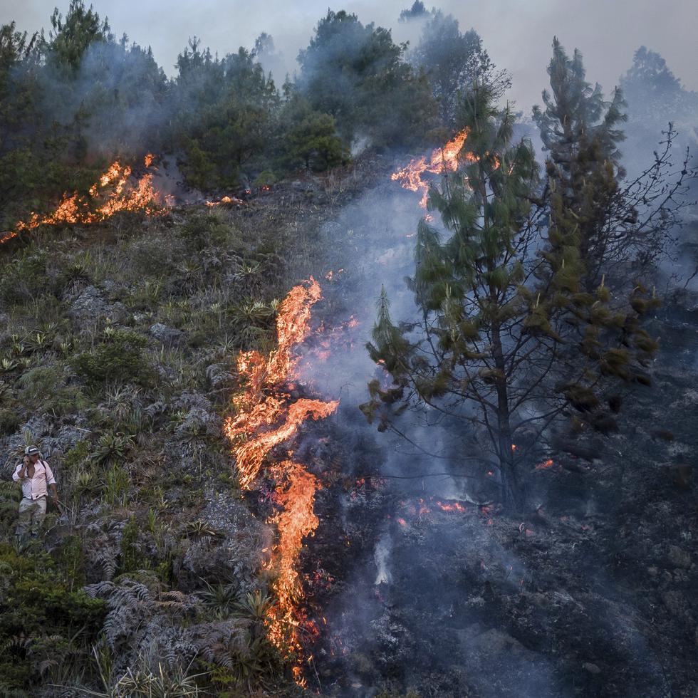 Un incendio arde en las laderas de las montañas que rodean Nemocón, al norte de Bogotá.