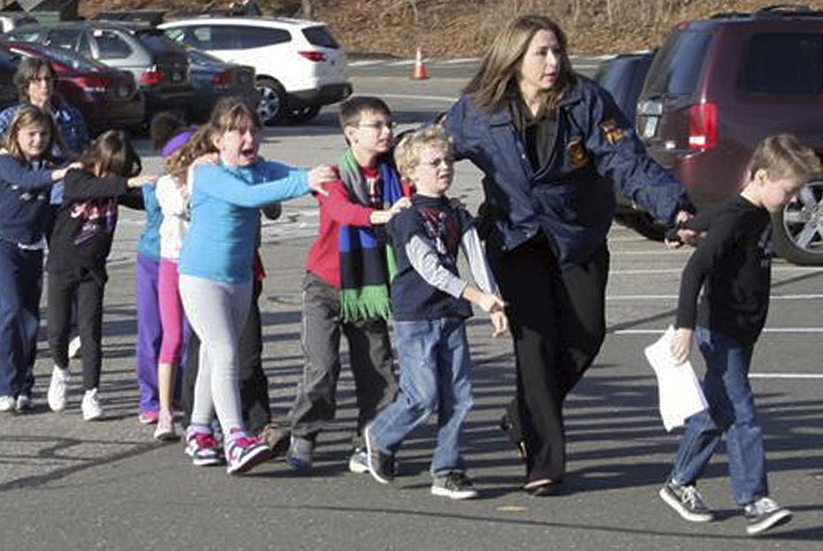 Esta imagen de las autoridades guiando a niños aterrados fuera de Sandy Hook le dio la vuelta al mundo.