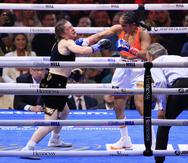 Amanda Serrano dominó a Katie Taylor en la primera parte de la pelea antes de que la irlandesa se robara el ataque en los asaltos finales para retener sus cuatro fajas de las 135 libras.