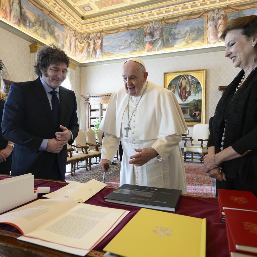 El presidente argentino, Javier Milei, junto a su hermana y secretaria general de la presidencia, Karina Milei (a la izquierda), y la ministra de Exteriores de Argentina, Diana Mondino (a la derecha), intercambiaron regalos con el papa Francisco.
