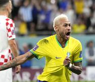 Neymar celebra tras anotar el primer gol de Brasil en el partido contra Croacia por los cuartos de final del Mundial, el viernes 9 de diciembre de 2022, en Rayán, Qatar. (AP Foto/Andre Penner)