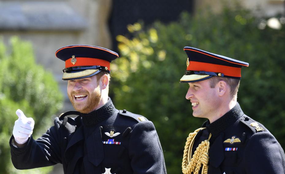 El príncipe Harry de Gran Bretaña, a la izquierda, llega con su hermano, el príncipe William, a su boda con Meghan Markle en la Capilla de St. George, en Windsor, Inglaterra, el 19 de mayo de 2018.