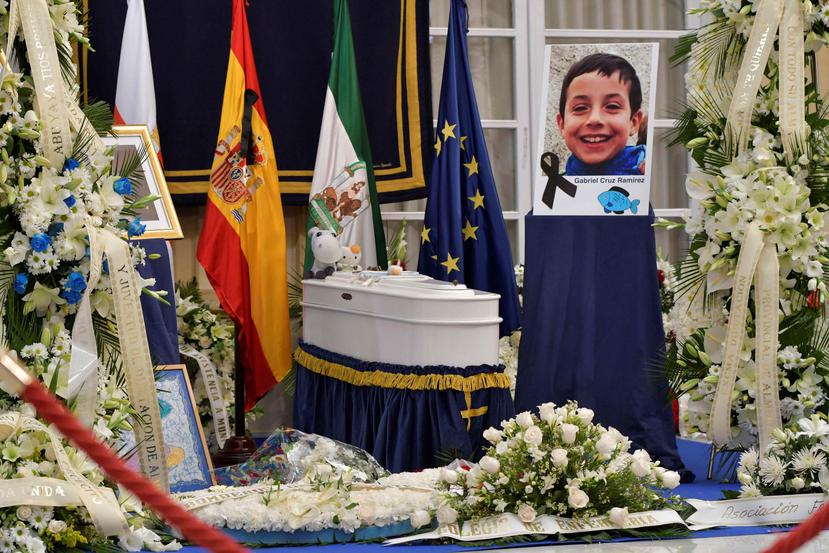 Ramos de flores junto al féretro y una fotografía en la capilla ardiente del niño Gabriel Cruz instalada esta tarde en el Palacio Provincial de la Diputación de Almería. (EFE / Carlos Barba)