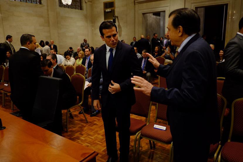 El gobernador Ricardo Rosselló junto al ex gobernador Rafael Hernández Colón durante la vista de hoy.