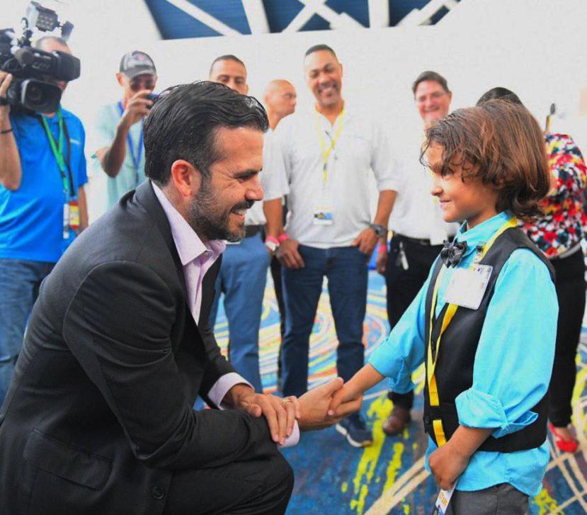 El gobernador Ricardo Rosselló saluda a un niño durante su participación ayer en la Cumbre Comunitaria por la Recuperación de Puerto Rico. (Suministrada)