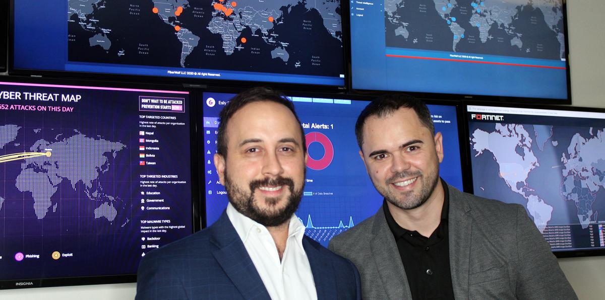 Ricardo Sánchez, izquierda, y Esly Flores, cofundadores de FiberWolf.
