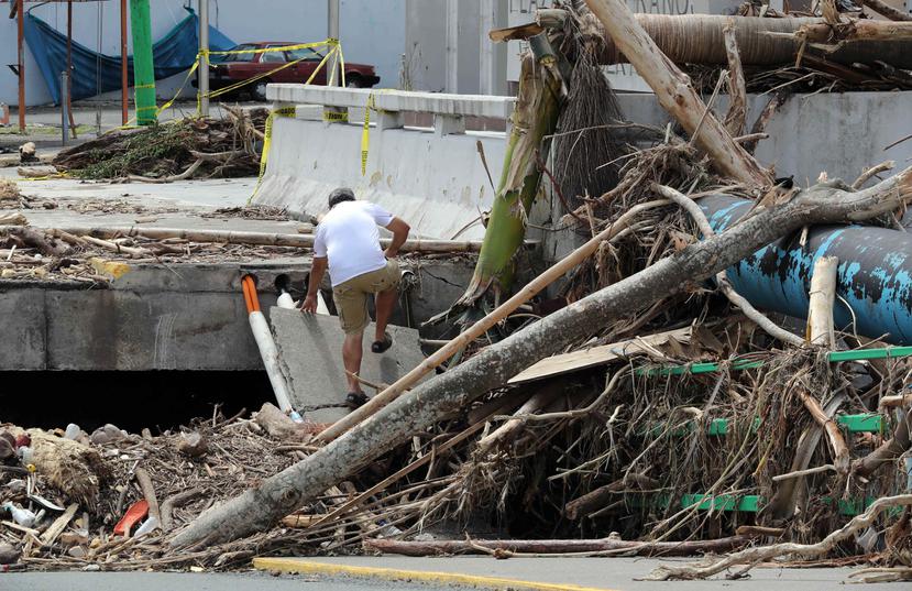 Uno de los puentes del pueblo de Villalba colapsó por las fuertes lluvias causadas por el huracán María. Las personas lo cruzaban a pie. (David Villafañe / GFR Media)