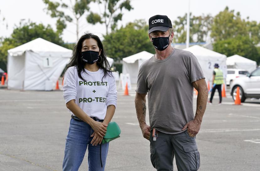 Ann Lee, izquierda, directora general de Community Organized Relief Effort (CORE), y el fundador Sean Penn posan en un centro de pruebas de CORE en el Crenshaw Christian Center, el viernes 21 de agosto de 2020 en Los Angeles.