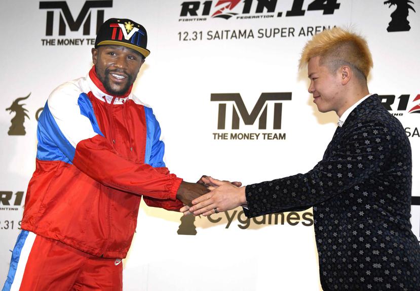 El exboxeador Floyd Mayweather, izquierda, estrecha la mano del japonés experto en kickboxing Tenshin Nasukawa durante una conferencia de prensa en Tokio, el lunes 5 de noviembre de 2018. (AP)