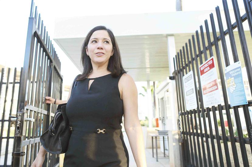 Sally López, una de las coacusadas en el caso contra Anaudi Hernández Pérez, sale del Tribunal Federal.