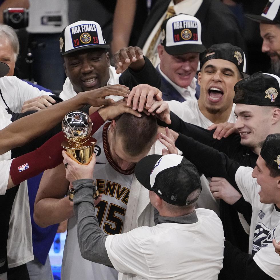 El pívot de los Nuggets de Denver Nikola Jokic recibe palmadas en la cabeza tras recibir el trofeo de MVP de las finales de conferencia al superar a los Lakers de Los Ángeles para completar la barrida en cuatro partidos.
