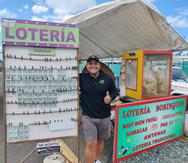 Luis Matos se establece en su carpa en la PR-2, en Toa Baja, los siete días de la semana.
