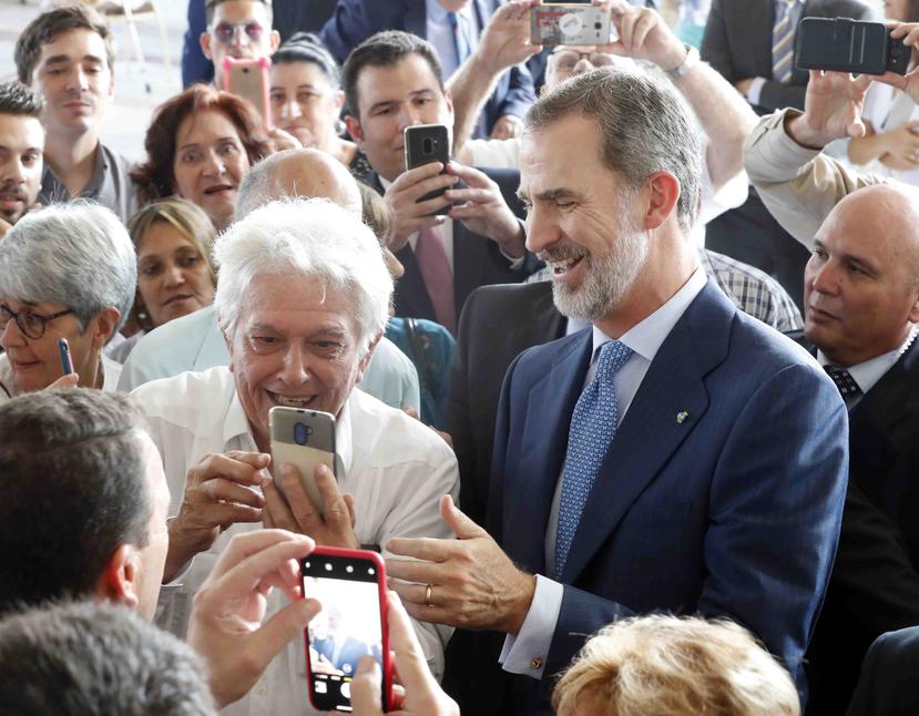 El rey Felipe VI se toma fotos con empresarios españoles durante su visita a Cuba. (AP / Ernesto Mastrascusa)