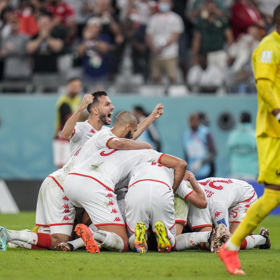 Wahbi Khazri celebra con sus compañeros tras anotar el primer gol de Túnez ante Francia en el partido por el Grupo D del Mundial.