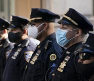 Agentes del Departamento de Policía de Nueva York durante un servicio en la Catedral de San Patricio en Nueva York.