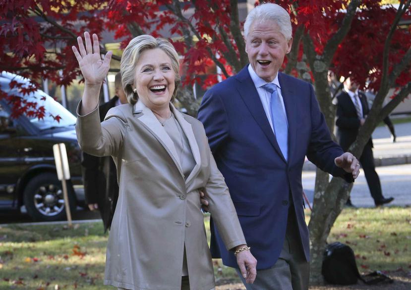 La candidata presidencia demócrata Hillary Clinton y su esposo, el expresidente Bill Clinton, saludan a simpatizantes tras votar en Chappaqua, Nueva York. (AP)