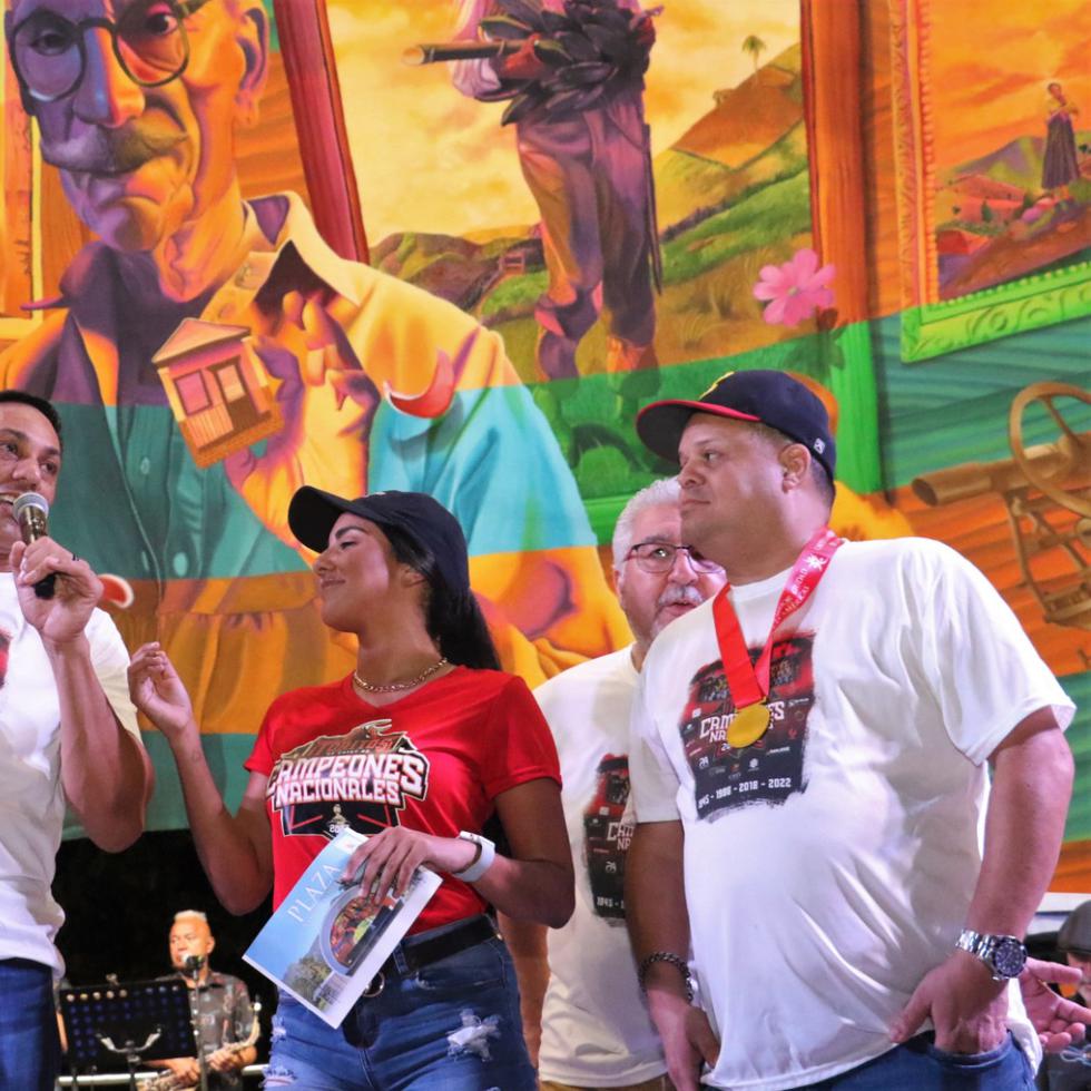 A la derecha, el apoderado de los Toritos de Cayey, Alberto Luis Rivera Pomales, durante la celebración del campeonato nacional de 2022. A la izquierda, el dirigente Igor González. (Víctor Banegas)