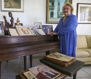Norma Barada junto al  piano y memorabilia del compositor y  músico de su esposo, Noel Estrada. 
david.villafane@gfrmedia.com