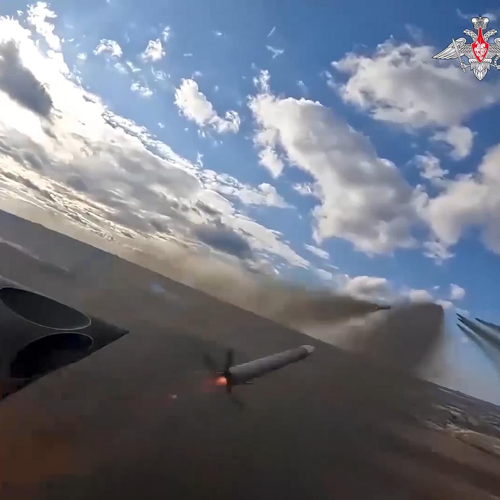 Esta imagen tomada de un video publicado por el Servicio de Prensa del Ministerio de Defensa de Rusia, el sábado 6 de enero, muestra aviones de ataque Su-25 lanzando cohetes durante una misión de la fuerza aérea rusa en Ucrania.