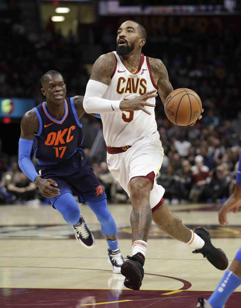 J.R. Smith (con el balón) jugó por última vez en la NBA con los Cavaliers de Cleveland en la temporada 2018-2019. (AP / Tony Dejak)