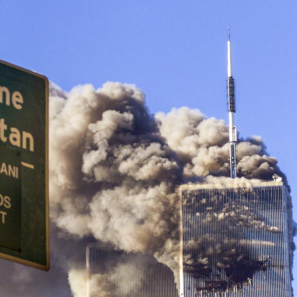 Imagen de archivo muestra a las Torres Gemelas de Nueva York en llamas tras un atentado terrorista.