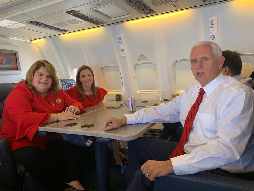 El vicepresidente Mike Pence, derecha, posa junto a la comisionada residente, Jenniffer González, izquierda, y Mercedes Shlapp, directora de comunicación estratégica de la Casa Blanca, en el Air Force 2. (Suministrada)