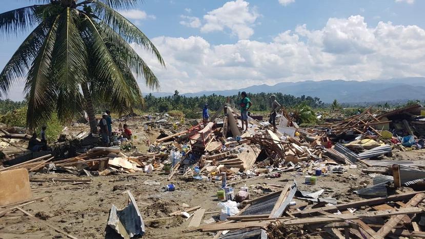 Miembros de los servicios de rescate prosiguen con la búsqueda de víctimas tras el tsunami en Palu, Indonesia. (EFE)