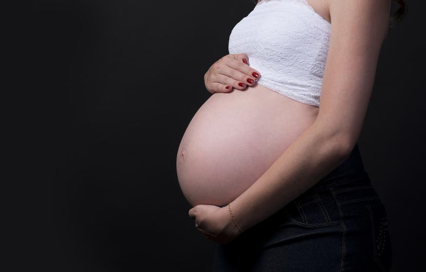 Las embarazadas van compensando la curvatura de su cintura para dar soporte al abdomen. (Pixabay)