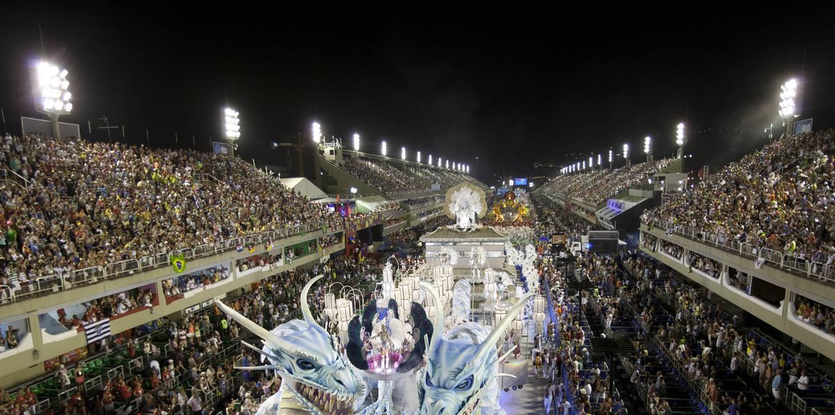 Las perspectivas en Brasil son más halagüeñas para este año, cuando por fin el Carnaval de Río volverá a su fecha habitual y no habrá ninguna restricción para la fiesta. En la foto, desfile de carrozas durante el carnaval de 2013.