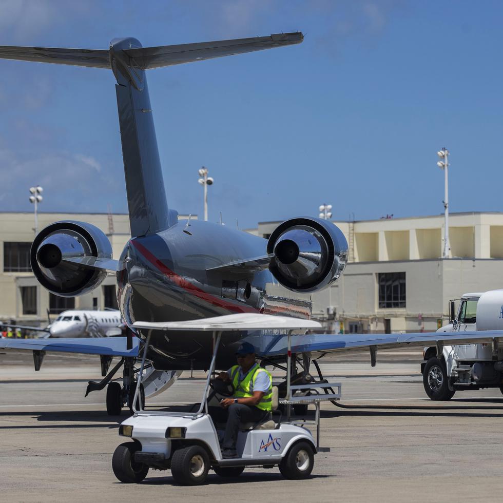 En el FBO de Airport Aviation Services trabajan unos 48 empleados, que, entre otras cosas, dan servicio de combustible a los aviones.