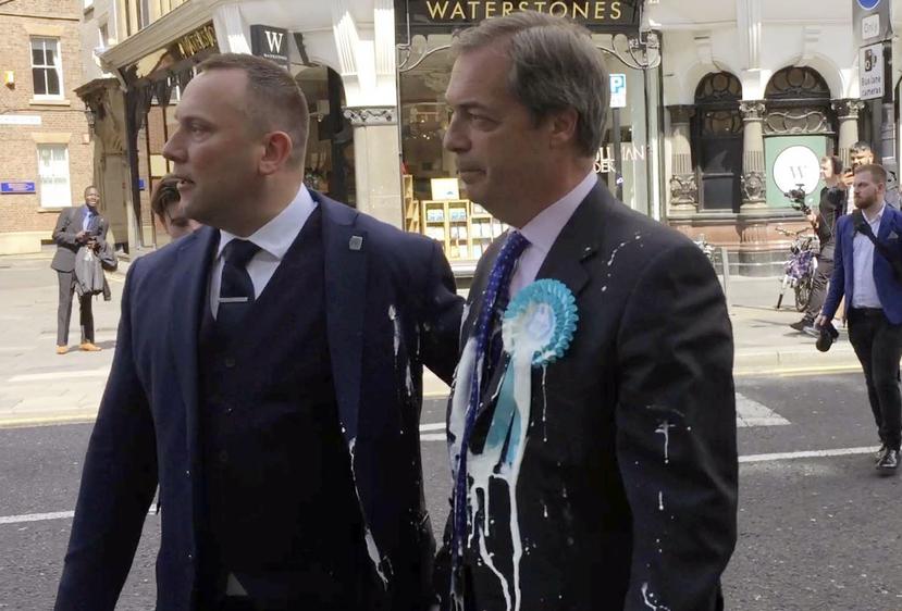 El político británico Nigel Farage después de ser atacado con una malteada durante un recorrido de campaña en Newcastle, Inglaterra, el lunes 20 de mayo de 2019. (Tom Wilkinson / PA vía AP)