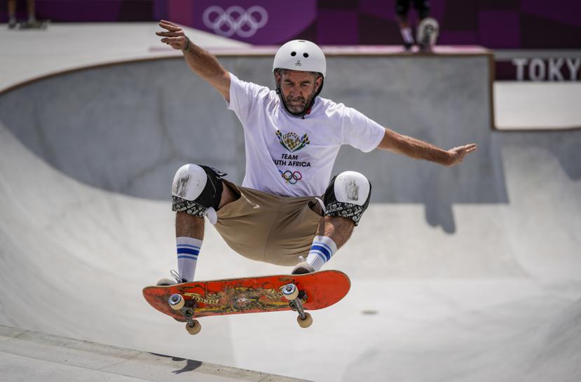 El sudafricano Dallas Oberholzer, de 46 años, participa en los entrenamientos masculinos de skateboarding en los Juegos Olímpicos de Tokio.