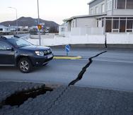 Las autoridades en la ciudad de Grindavik han reportado la aparición y el ensanchamiento de grietas debido al aumento en actividad sísmica.