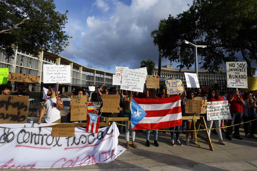 Cientos de personas se manifestaron delante del Tribunal Federal de San Juan en repudio a la firma del proyecto que impone un organismo de autoridad sobre el gobierno de Puerto Rico. (EFE)