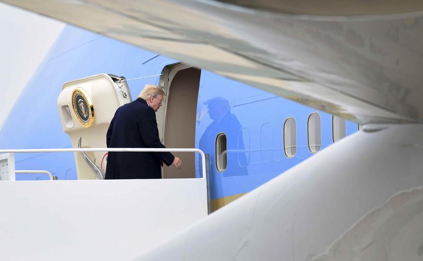 Fotografía de archivo del presidente Donald Trump entra al avión presidencial Air Force One en la Base Andrews de la Fuerza Aérea en Maryland, antes de partir a Tennesseee, el lunes 8 de enero de 2018. (AP)