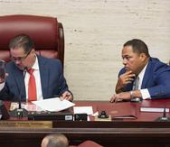 José Luis Dalmau (izquierda), presidente del Senado, indicó que la medida, cuyo coautor es el senador Carmelo Ríos (derecha), está en comité de conferencia mientras ambas cámaras discuten las enmiendas incluidas y buscan llegar a un consenso.