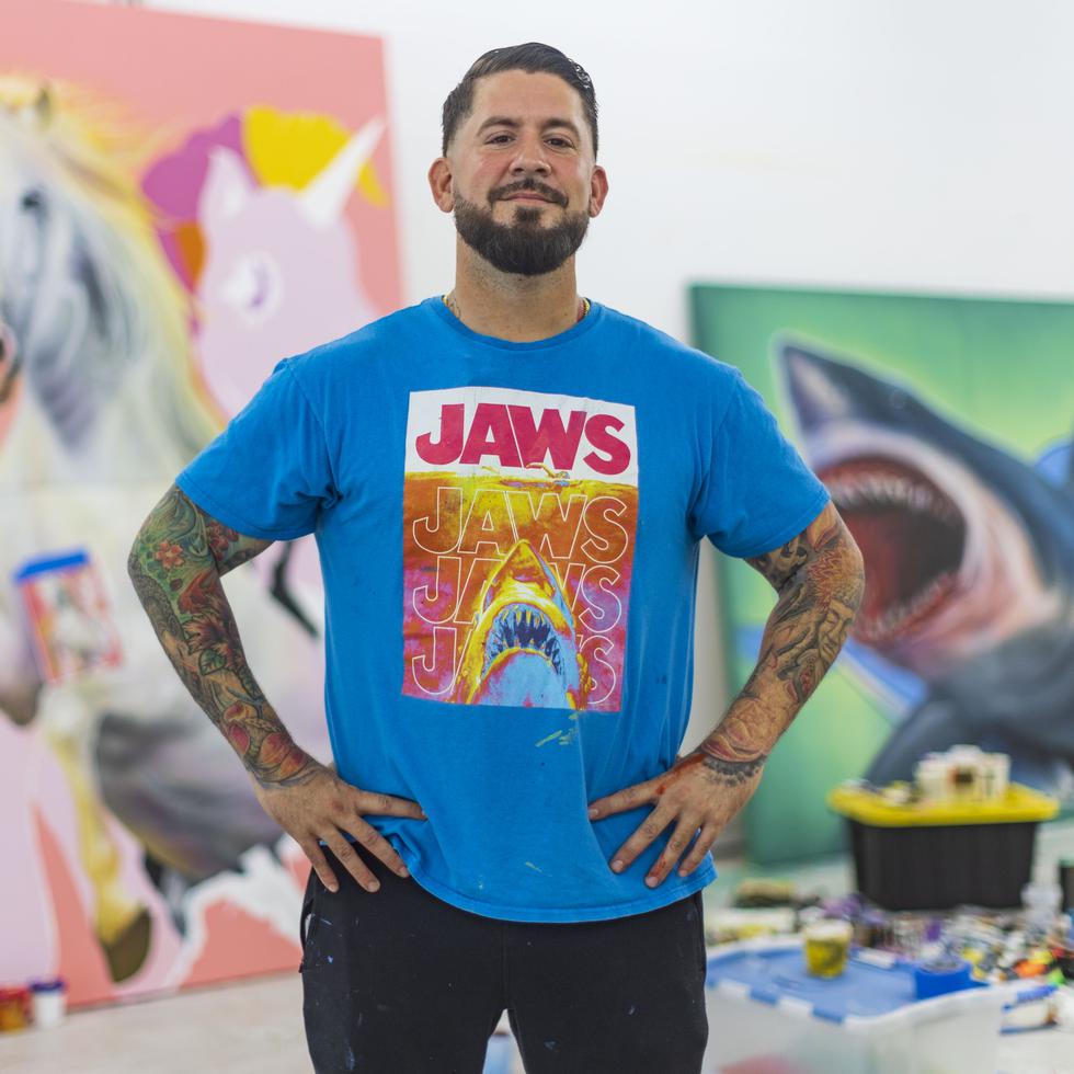 El artista Juan Salgado en plena preparación para lo que será su exhibición en gran formato "Apropiación salvaje", en Walter Otero Gallery, en Puerta de Tierra.