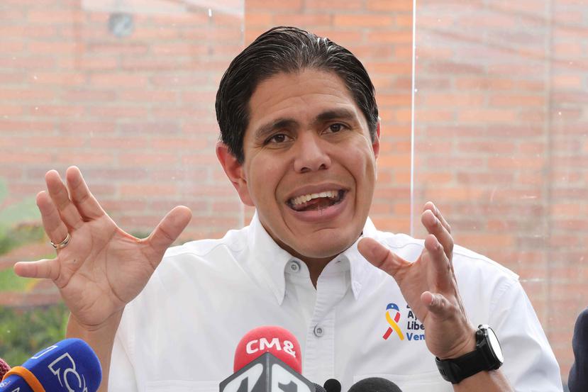 El alcalde anunció la carrera de cinco kilómetros junto a Lester Toledo (arriba), encargado de los esfuerzos de asistencia humanitaria realizados por el líder opositor Juan Guaidó. (EFE / Juan Diego López)