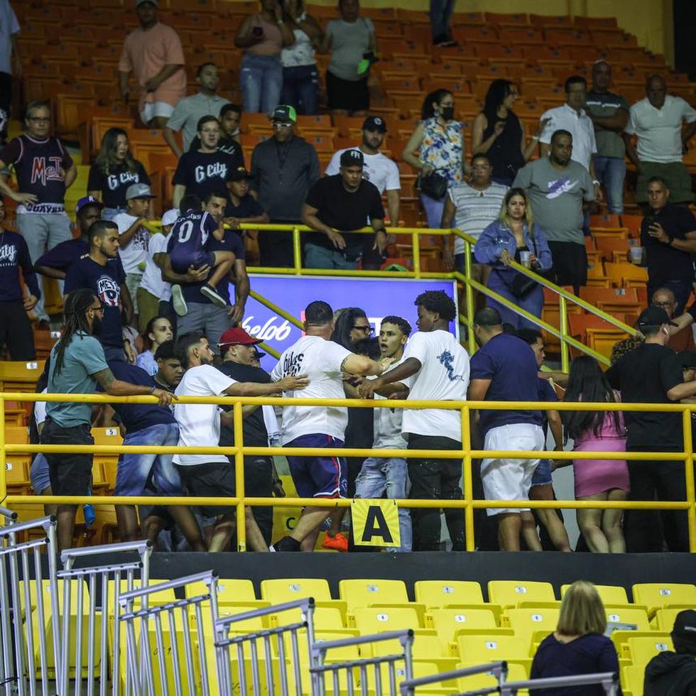 Una pelea se suscitó en las gradas del Coliseo Manuel "Petaca" Iguina de Arecibo durante el cuarto partido entre Capitanes y los Mets de Guaynabo.