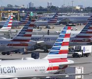 Aviones de American Airlines estacionados en las puertas del Aeropuerto Internacional de Miami, el 23 de noviembre de 2021.