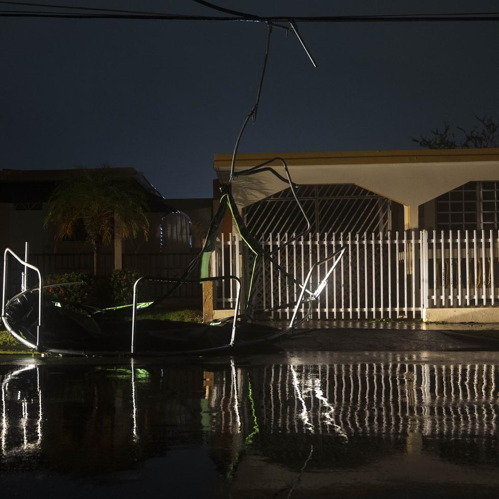 Un trampolín terminó anoche enganchado en una cablería eléctrica de la urbanización La Matilde de Ponce tras el paso del huracán Fiona.