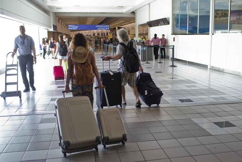 Pasajeros en el Aeropuerto Internacional Luis Múñoz Marín. (GFR Media)